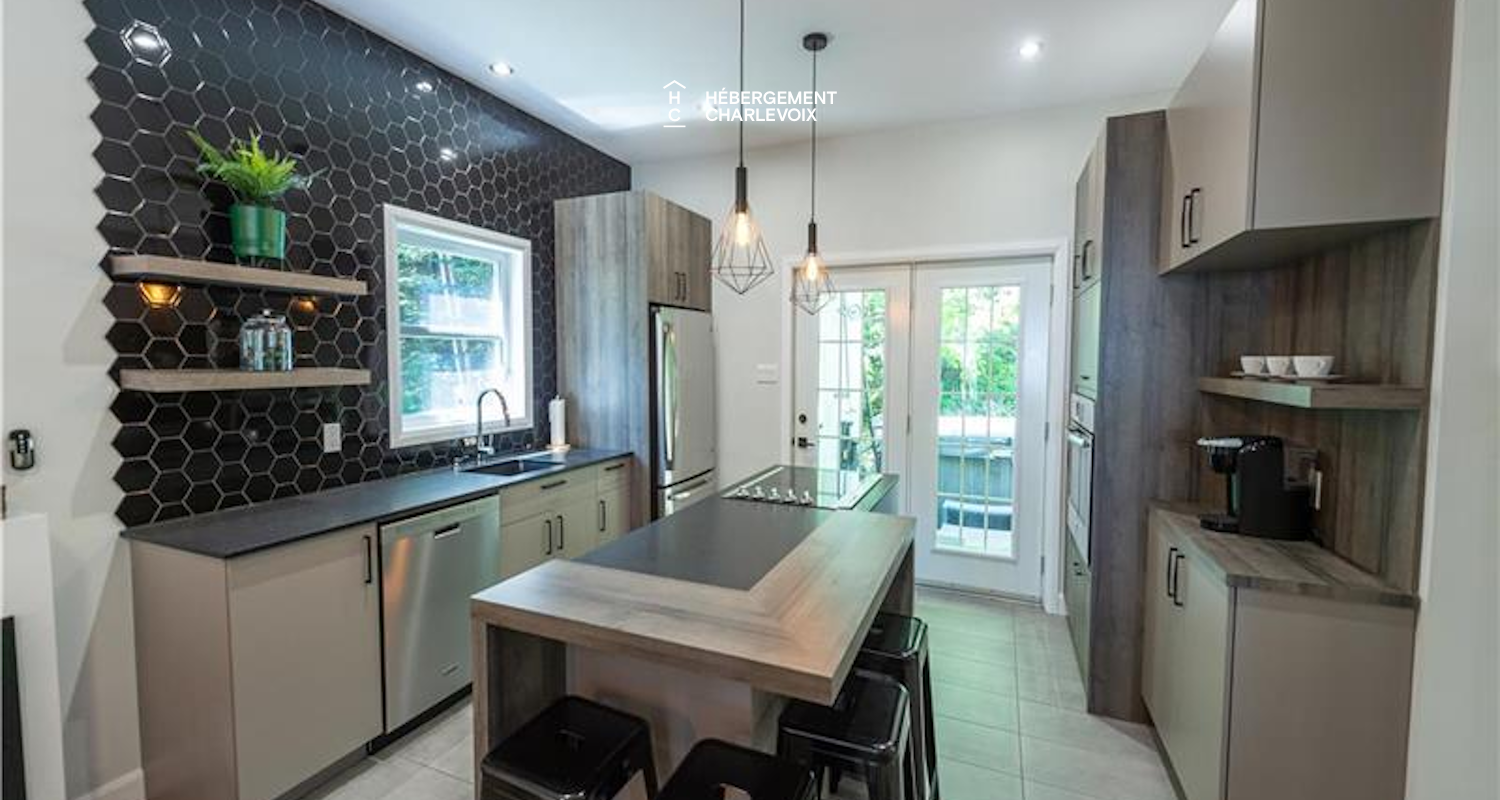 AST-47 - Swimming pool, spa and view of the St. Lawrence River!